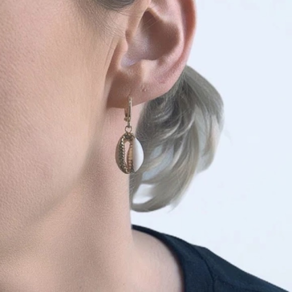 NWT Farrah B Shell Huggie Earrings - Picture 3 of 3